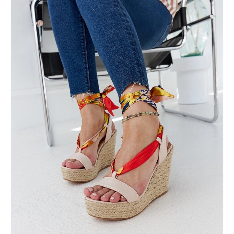 Béžové šněrovací sandály na klínku značky Aziza béžový 1