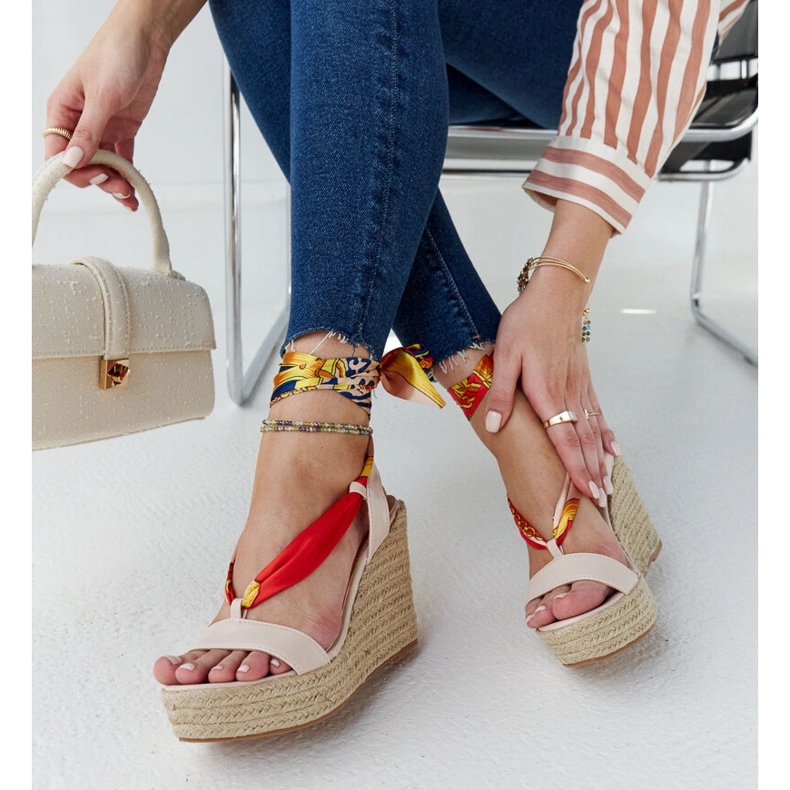 Béžové šněrovací sandály na klínku značky Aziza béžový 2