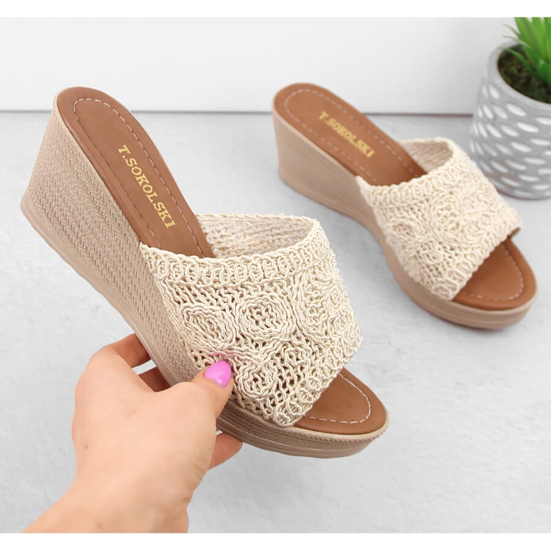 Dámské béžové sandály na klínku T.Sokolski 321 béžový 1 Dámské béžové sandály na klínku T.Sokolski 321 béžový 1