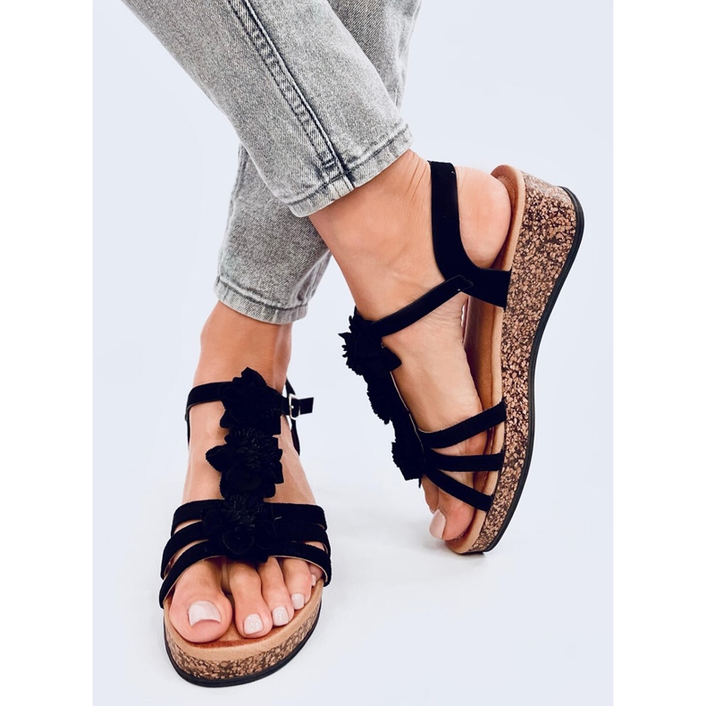 Fisken Černé květinové sandály na klínku černá 1 Fisken Černé květinové sandály na klínku černá 1