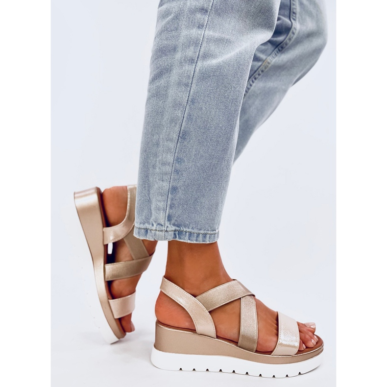 Sandály na klínku Caden Gold zlatý 2