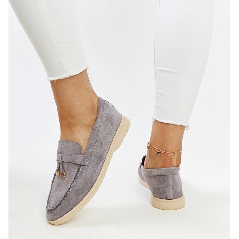 Šedé mokasíny s kovovým přívěskem od Fiorano šedá 1