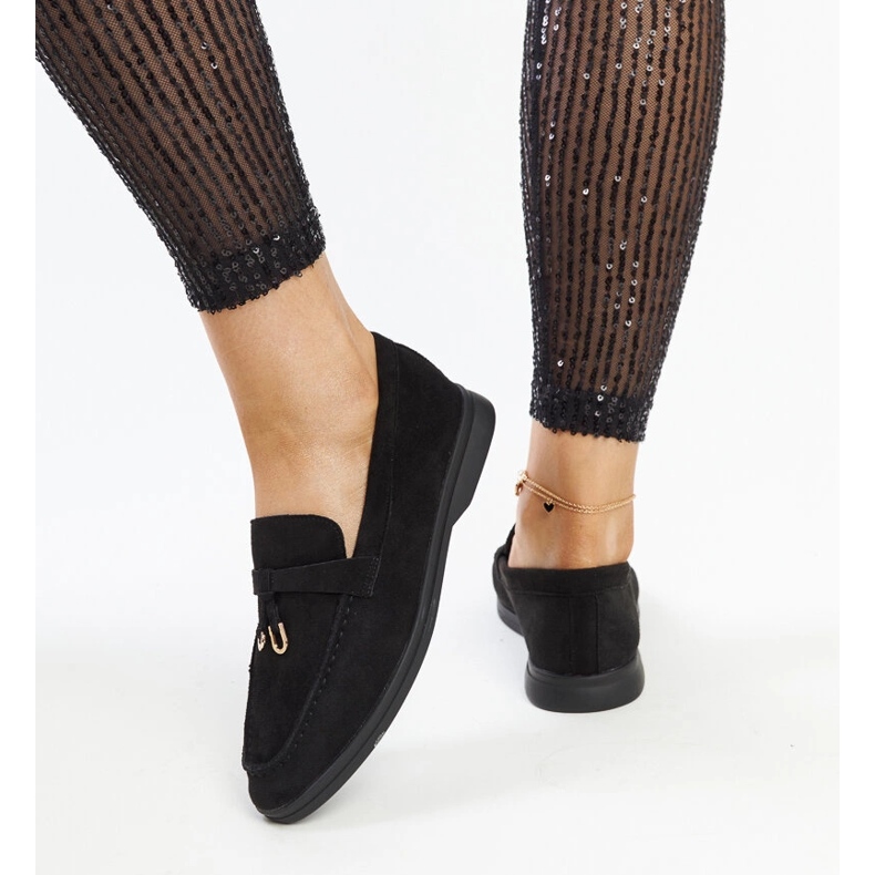 Černé mokasíny s kovovým přívěskem od Fiorano černá 1