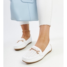 Bílé mokasíny s ozdobnou sponou značky Adila bílý 1