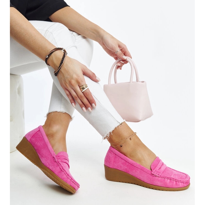 Tmavě růžové semišové mokasíny na klínku Sakena růžový 1