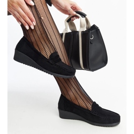 Černé semišové mokasíny Sakena na klínku černá 1