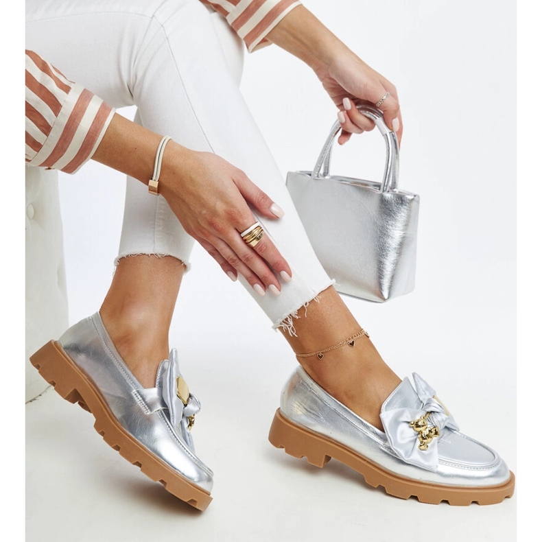 Stříbrné mokasíny s ozdobným zavíracím špendlíkem značky Bogumil stříbrný 1