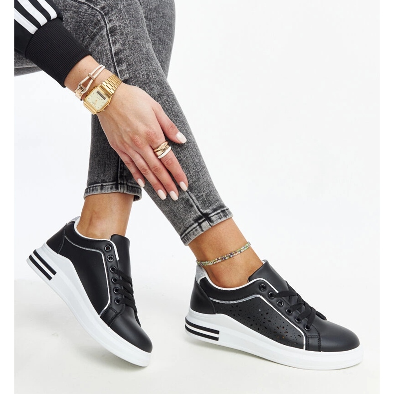 Černé prolamované tenisky se třpytkami Zorka černá 2