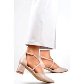 Béžové lodičky s ramínky na nízkém podpatku béžový 2