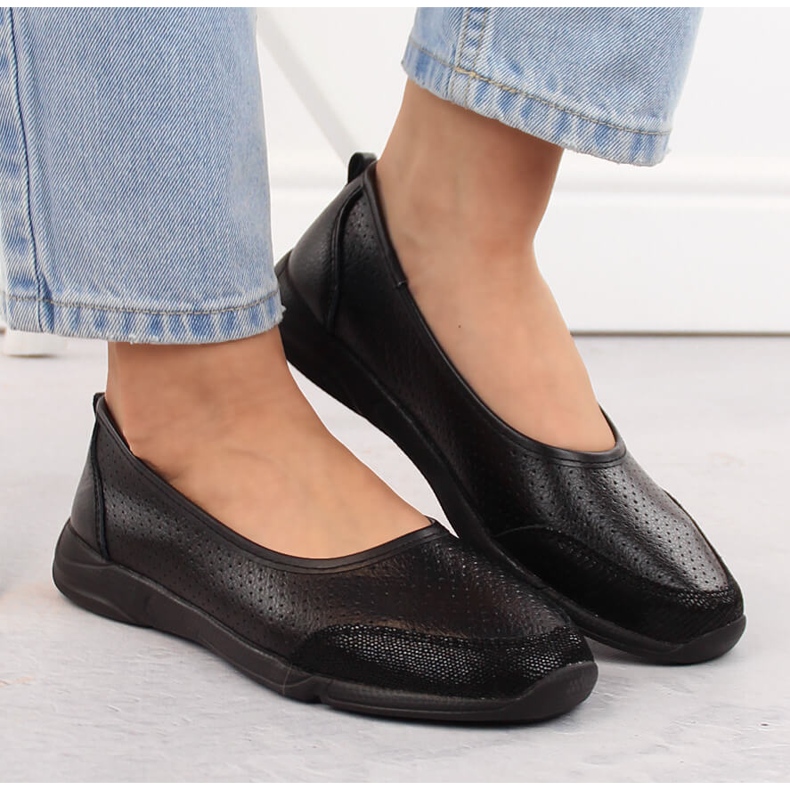 Dámské prolamované kožené baleríny černé eVento 3621 černá 1