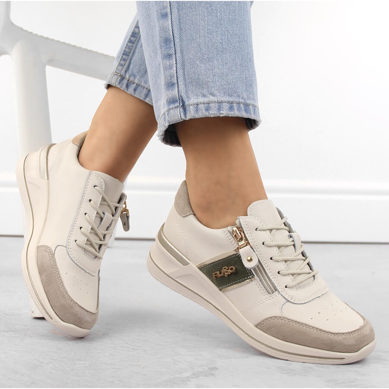 Béžové kožené dámské sportovní boty na klínku Filippo DP6083 béžový 1 Béžové kožené dámské sportovní boty na klínku Filippo DP6083 béžový 1