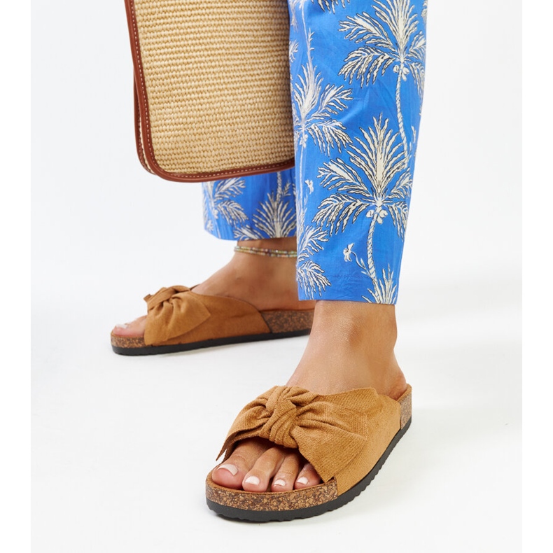 Hnědé žabky s korkovou podrážkou značky Aamu hnědý 1