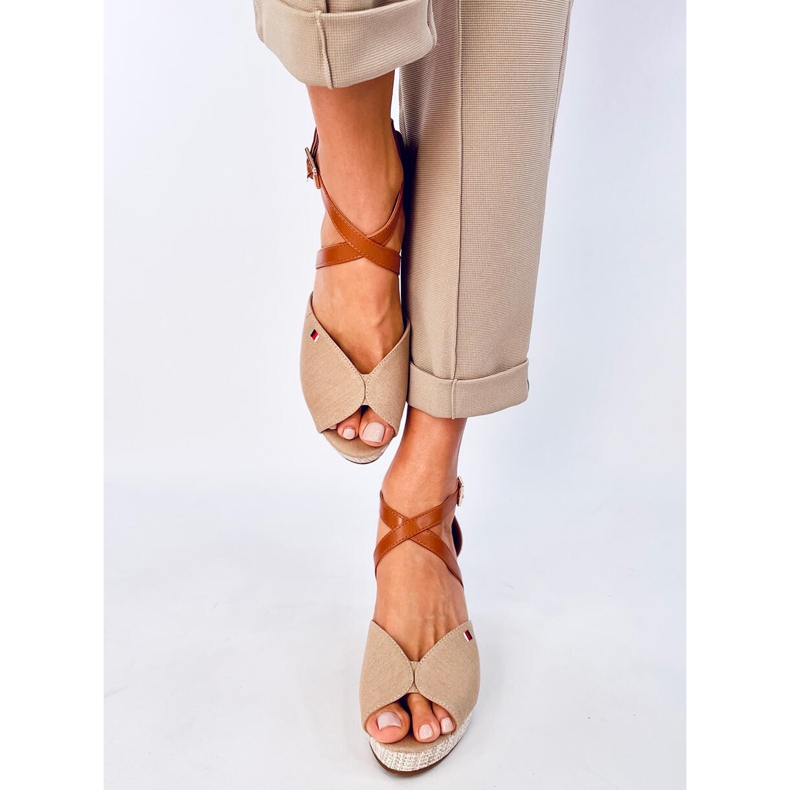 Klínové sandály s otevřenou špičkou Berna Khaki béžový 1 Klínové sandály s otevřenou špičkou Berna Khaki béžový 1