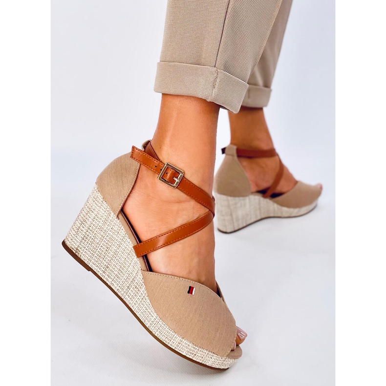 Klínové sandály s otevřenou špičkou Berna Khaki béžový 2 Klínové sandály s otevřenou špičkou Berna Khaki béžový 2