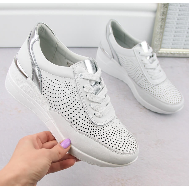 Pohodlné dámské kožené sportovní boty na klínku, bílé, S.Barski LR725 bílý 1