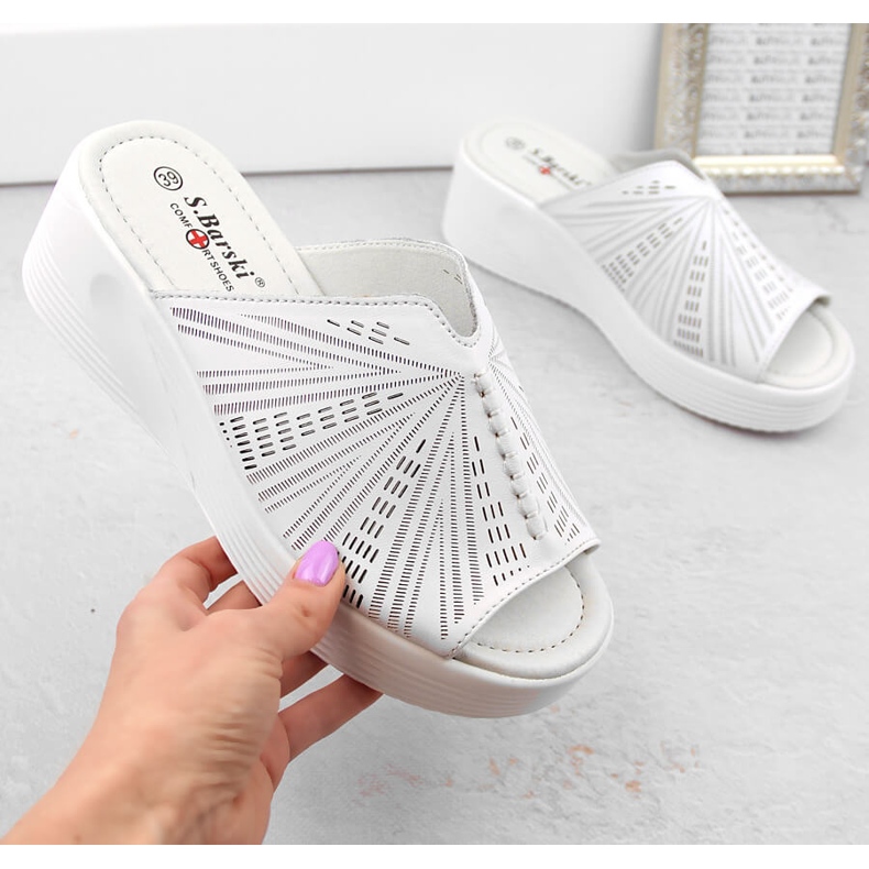 Pohodlné dámské kožené pantofle na klínku, bílé, S.Barski LR275 bílý 1