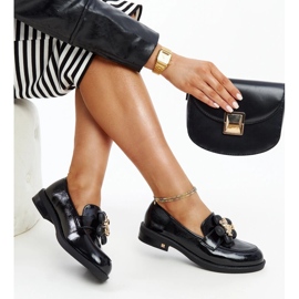 Černé kožené boty s ozdobnou přezkou černá 1