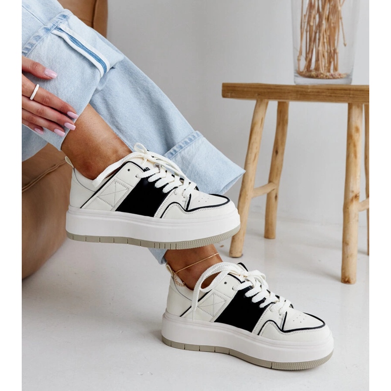 Bílé kožené sportovní boty bílý 1