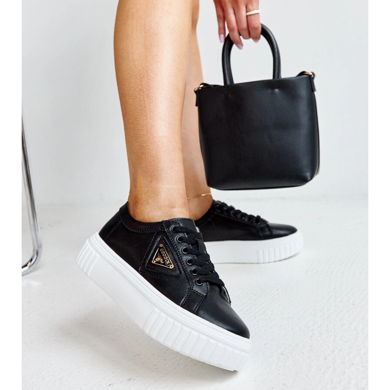 Černé kožené boty s ozdobnou přezkou černá 1