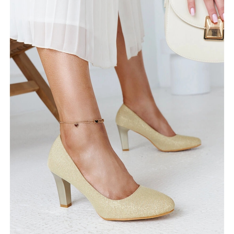 Zlaté lesklé lodičky s koženou stélkou Antibies zlatý 1