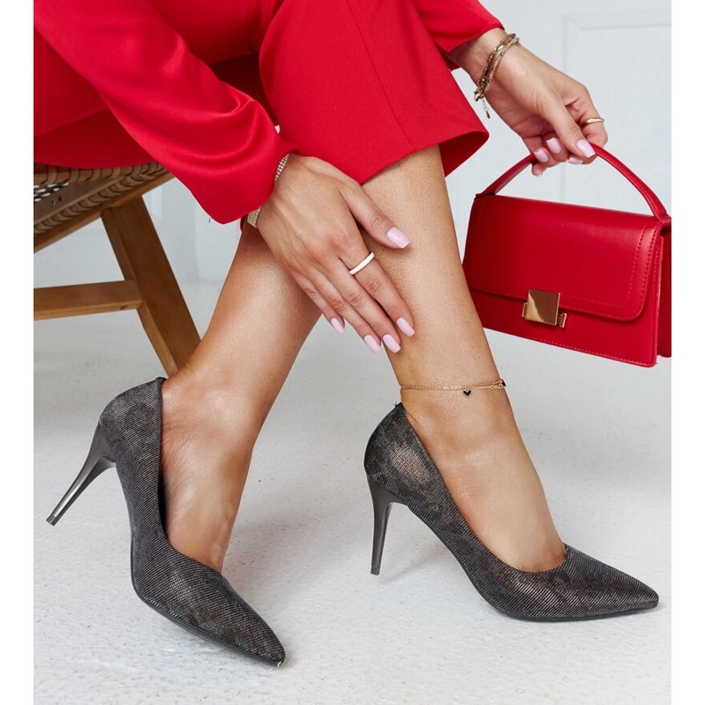 Šedé lesklé vysoké podpatky s koženou vsadkou značky Manna šedá 2