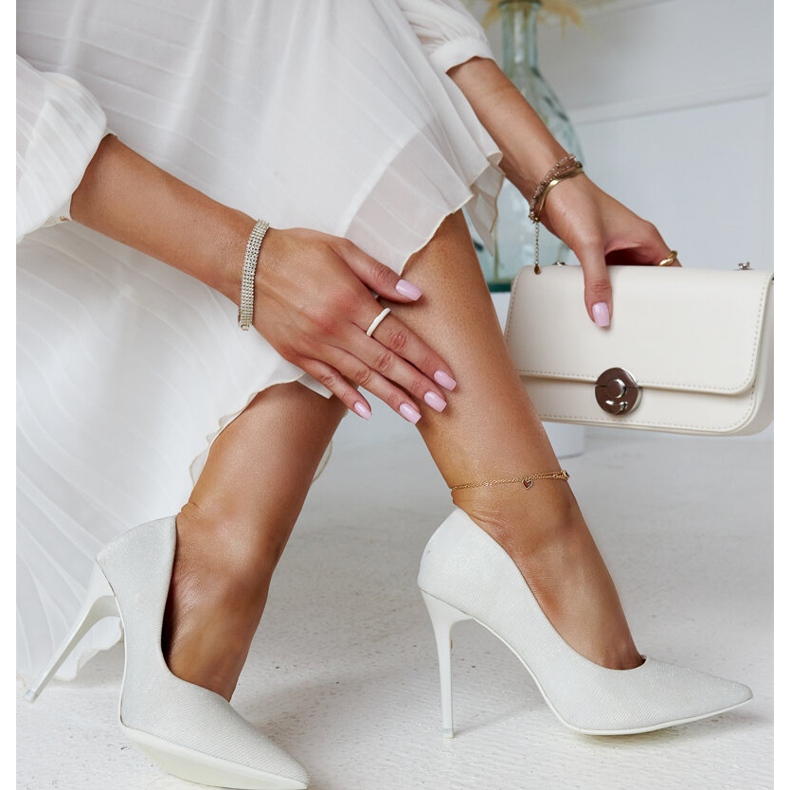 Bílé lesklé vysoké podpatky s koženou vsadkou značky Cortesa bílý 2