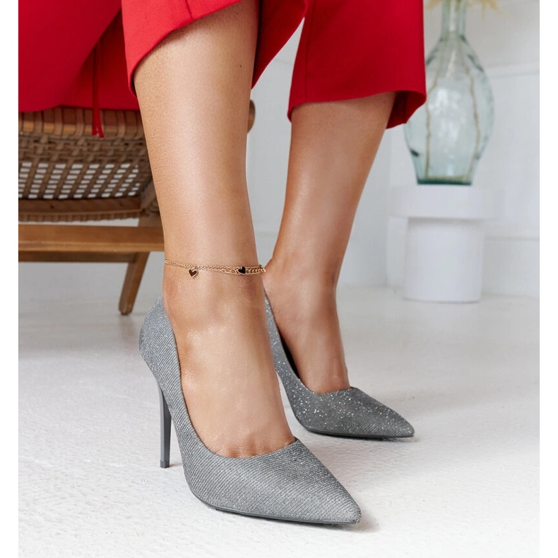 Stříbrné lesklé vysoké podpatky s koženou vsadkou značky Cortes stříbrný 1 Stříbrné lesklé vysoké podpatky s koženou vsadkou značky Cortes stříbrný 1