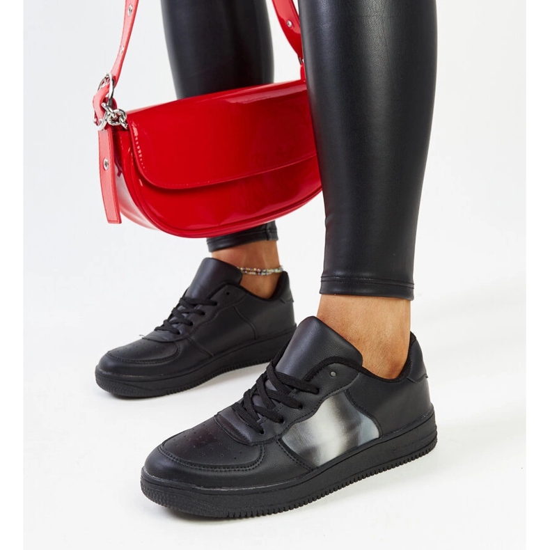 Černé kožené boty s ozdobnou přezkou černá 1