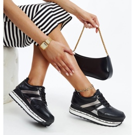 Černé kožené boty s ozdobnou přezkou černá 1