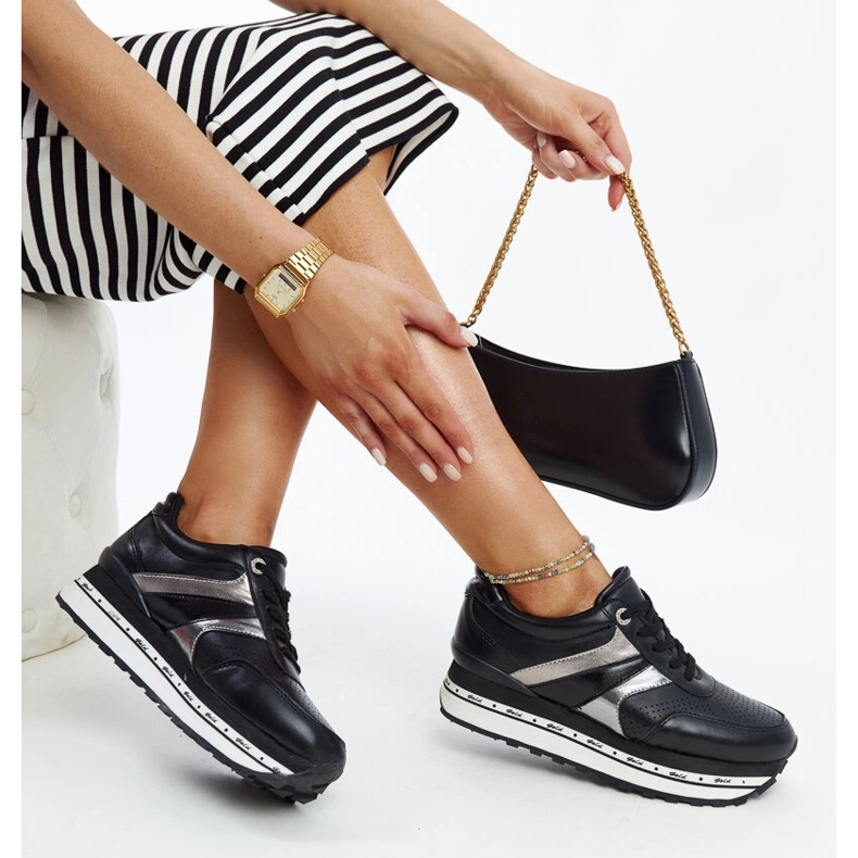 Černé kožené boty s ozdobnou přezkou černá 1