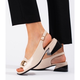 Goodin Béžové lakované sandály na nízkém podpatku béžový 2