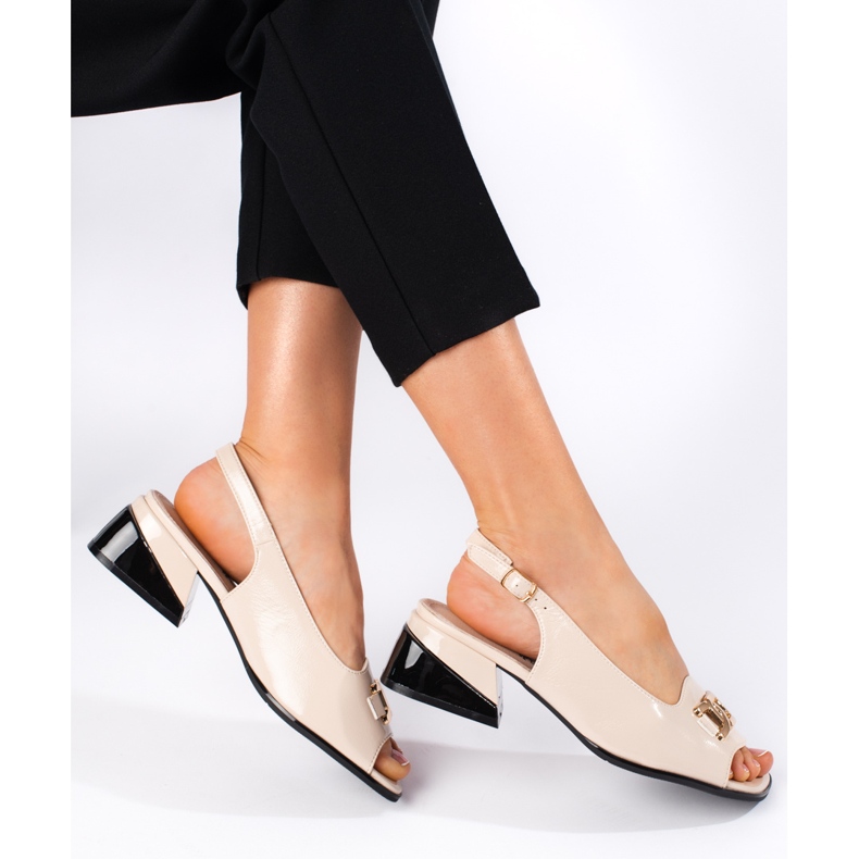 Goodin Béžové lakované sandály na nízkém podpatku béžový 1