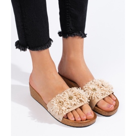 Dámské béžové semišové pantofle s květinami béžový 2