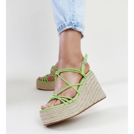 Zelené sandály na klínku Mara zelený 1