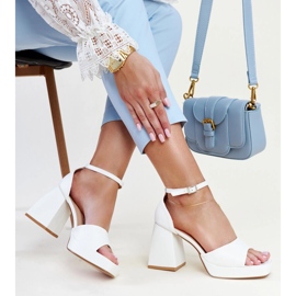 Bílé sandály na vysokém podpatku značky Vesna bílý 1