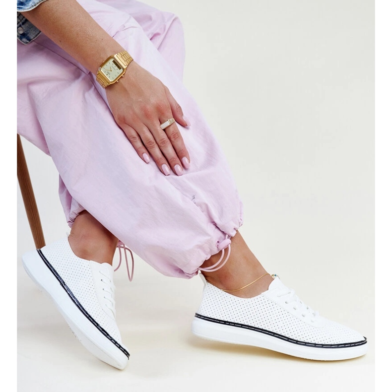 Bílé a černé prolamované tenisky Biserka bílý 1 Bílé a černé prolamované tenisky Biserka bílý 1