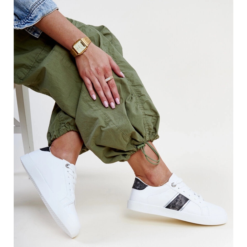 Bílé a černé tenisky s ozdobným pruhem Grada bílý 1