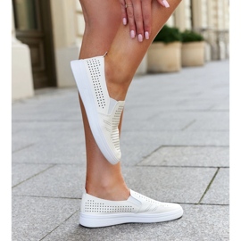 Béžové prolamované slip-on tenisky značky Dafina béžový 1 Béžové prolamované slip-on tenisky značky Dafina béžový 1