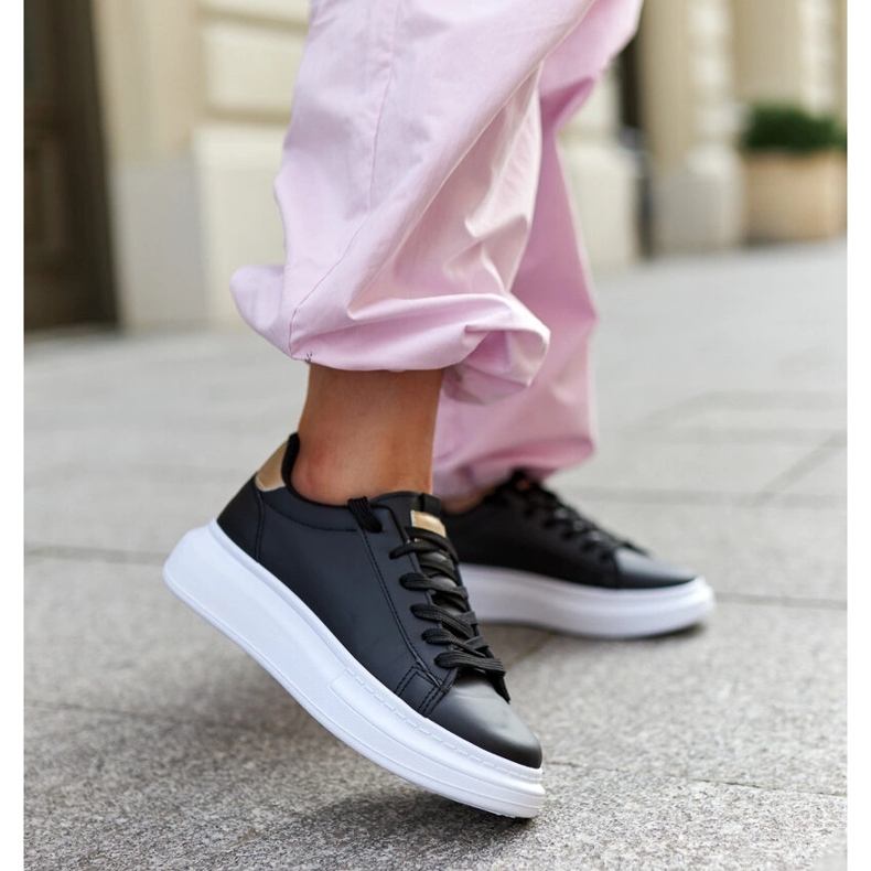 Černé tenisky se silnou podrážkou Ivalu černá 1