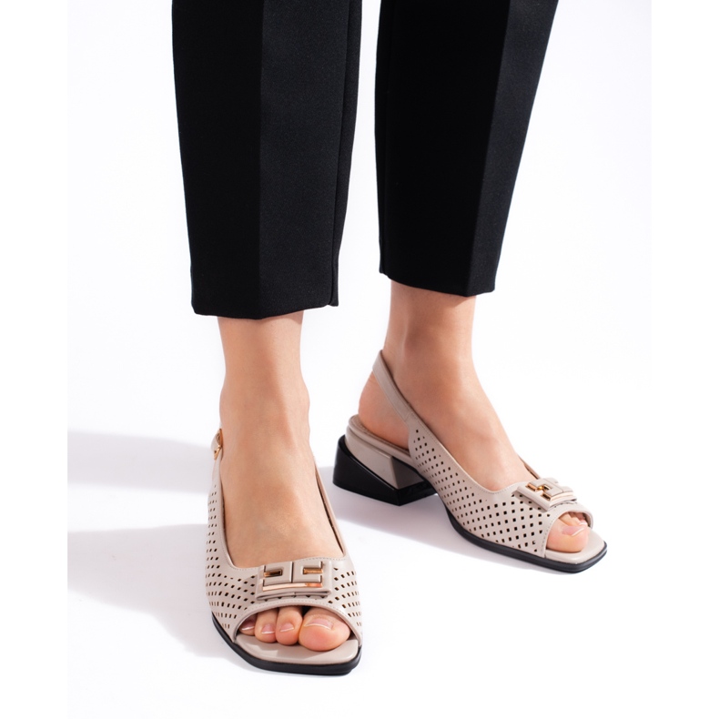 Goodin Dámské béžové prolamované sandály na nízkém podpatku béžový 2