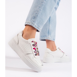 Bílé dámské tenisky se zavazováním stuhou bílý 2 Bílé dámské tenisky se zavazováním stuhou bílý 2