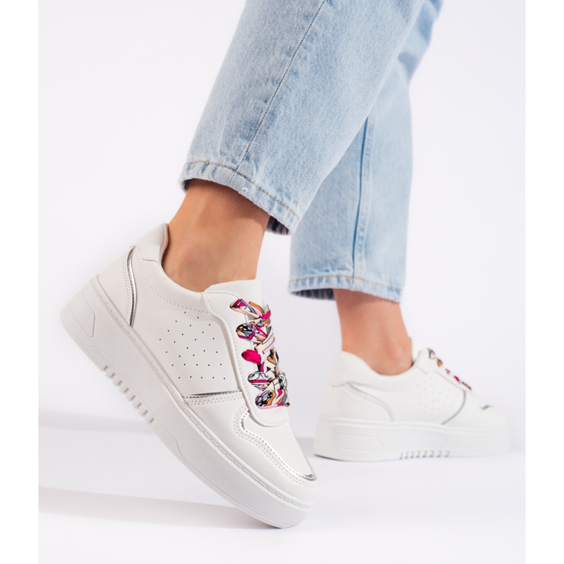 Bílé dámské tenisky se zavazováním stuhou bílý 2 Bílé dámské tenisky se zavazováním stuhou bílý 2