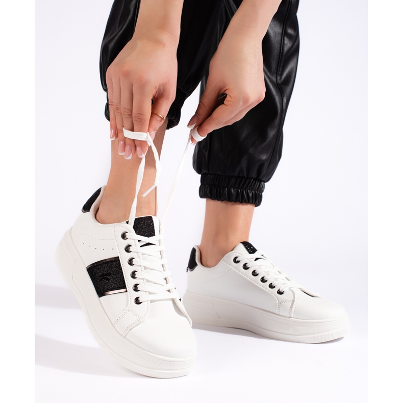 Bílé sportovní tenisky bílý 1