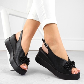 Černé kožené dámské sandály na klínku s korálky Filippo DS6076 černá 1 Černé kožené dámské sandály na klínku s korálky Filippo DS6076 černá 1