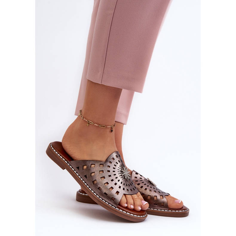 Lesklé dámské žabky na plochém podpatku s měděným zdobením Ebirena hnědý 2