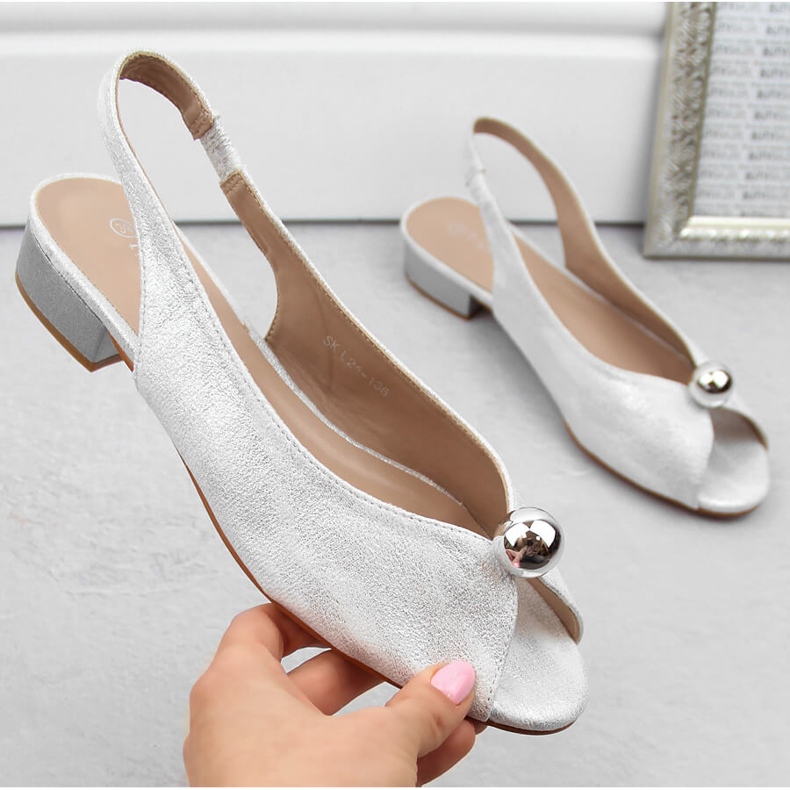 Stříbrné dámské sandály na nízkém podpatku T.Sokolski 136 stříbrný 1