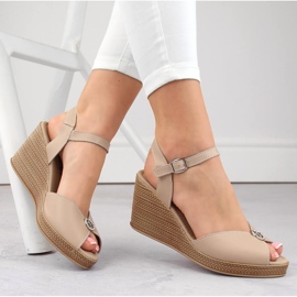 Béžové kožené dámské sandály na klínku Filippo DS6026 béžový 1