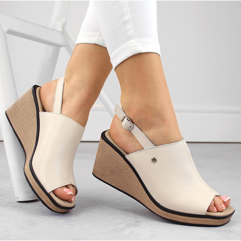 Béžové kožené dámské sandály na klínku Filippo DS6027 béžový 1