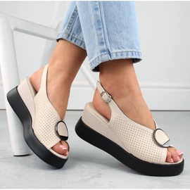 Béžové kožené prolamované sandály na klínku Filippo DS6074 béžový 1