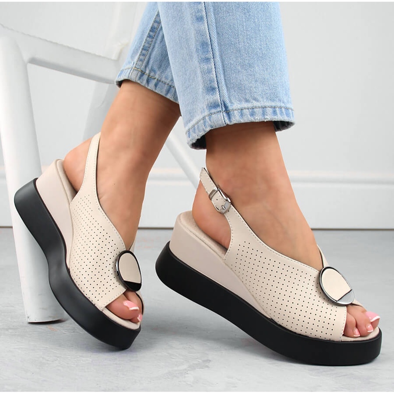 Béžové kožené prolamované sandály na klínku Filippo DS6074 béžový 1